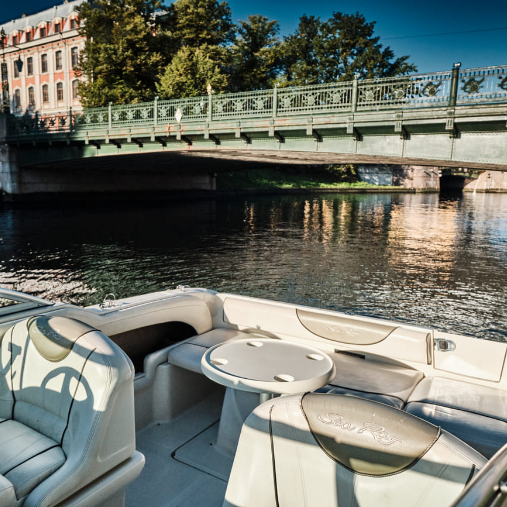 Прокат катера Sea Ray 225 с капитаном (1 час)