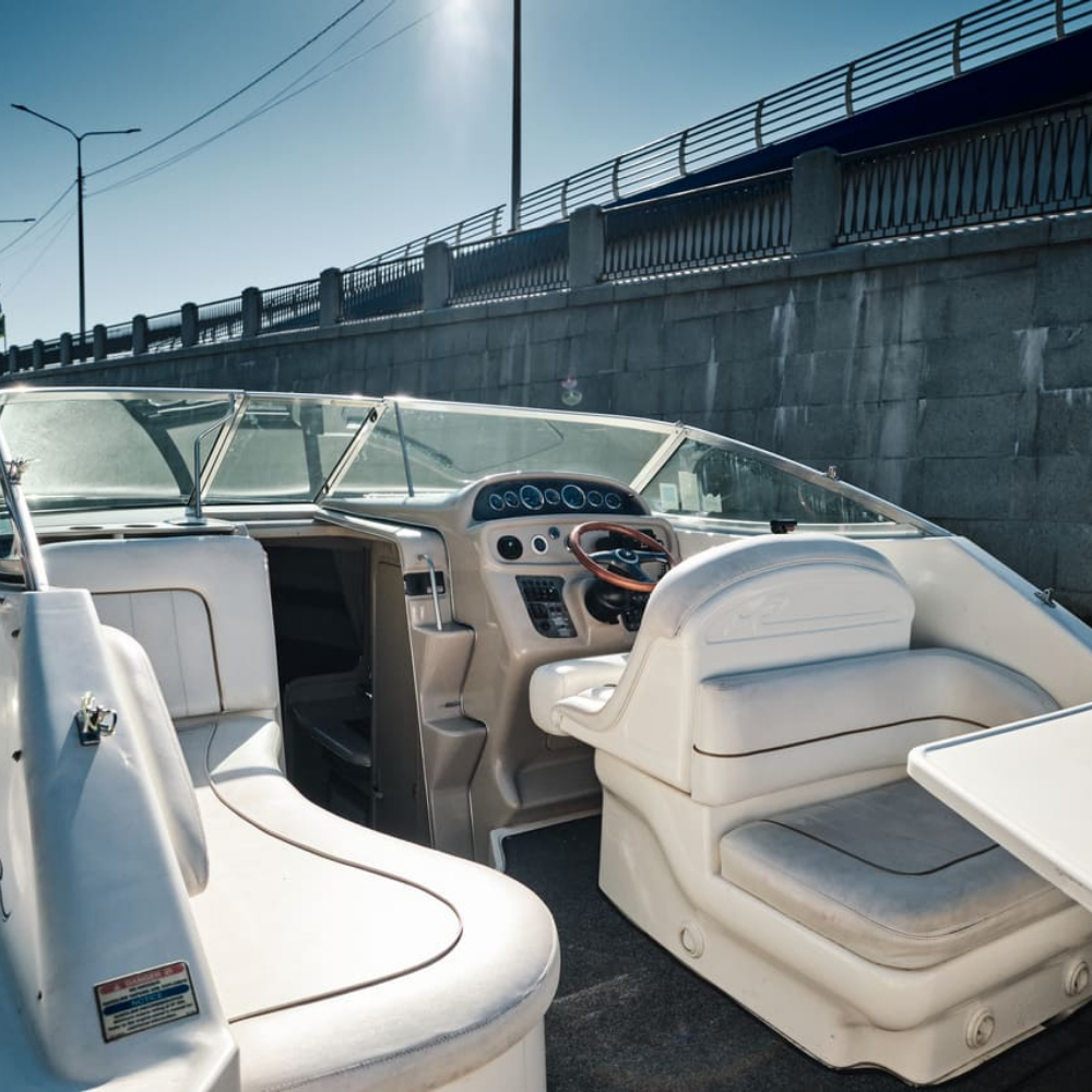 Прокат катера Sea Ray 270 с капитаном (30 минут)