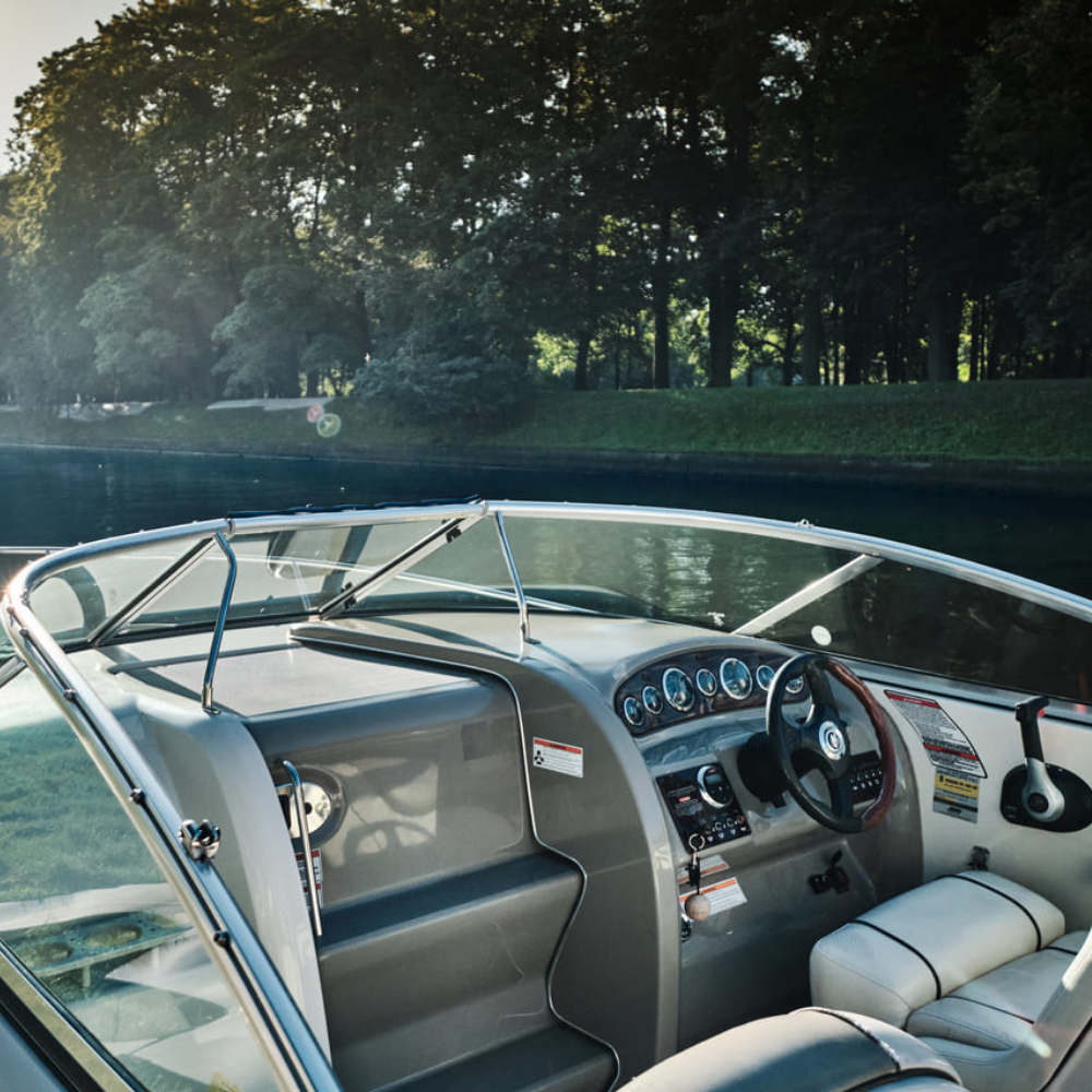 Прокат катера Sea Ray 225 с капитаном (1 час)