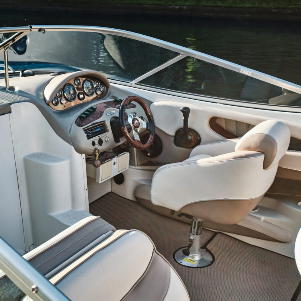 Прокат катера Chaparral 215 ssi с капитаном (30 минут)