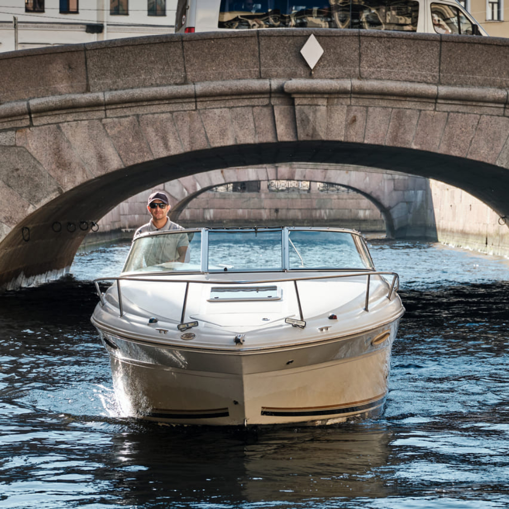 Прокат катера Sea Ray 225 с капитаном (1 час)