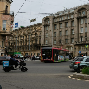 От андеграунда до небесной перспективы: прогулка по городу + безопасная крыша для компании