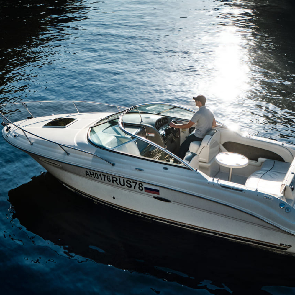 Прокат катера Sea Ray 225 с капитаном (1 час)