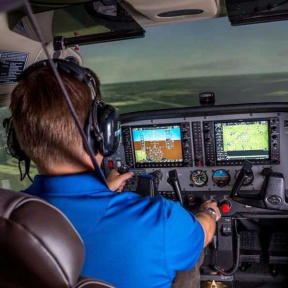 Урок пилотирования легкомоторного самолёта на авиатренажёре Cessna-172 (45 минут)