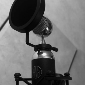 Запись композиции с твоим текстом в студии со звукорежиссером