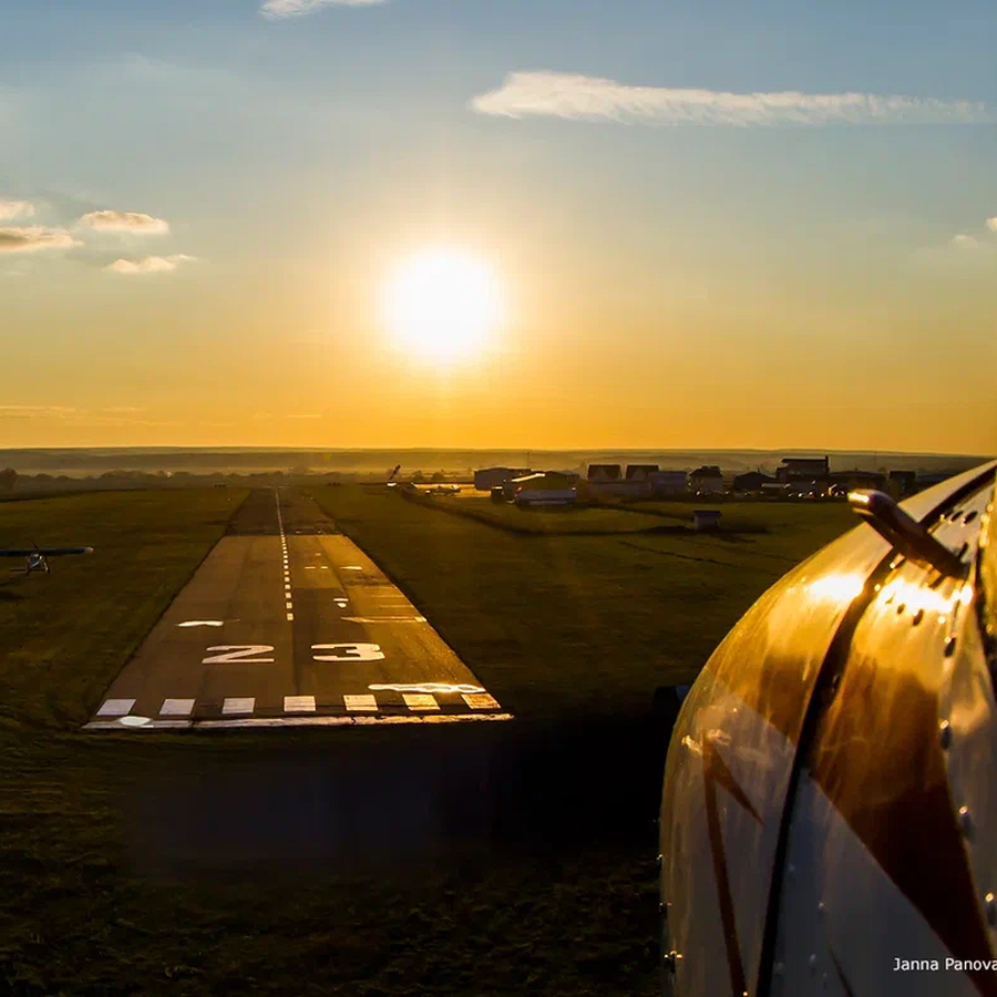 Полет на закате на самолете Aquila A210 (60 минут)