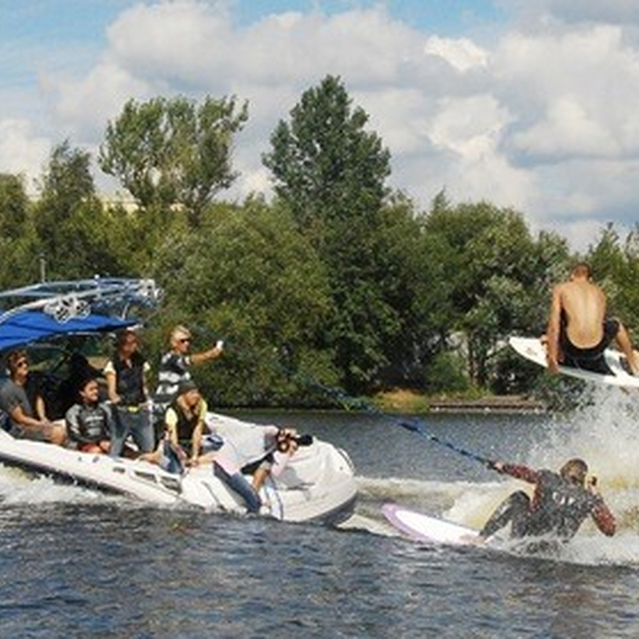 ВейкСерф за катером для двоих
