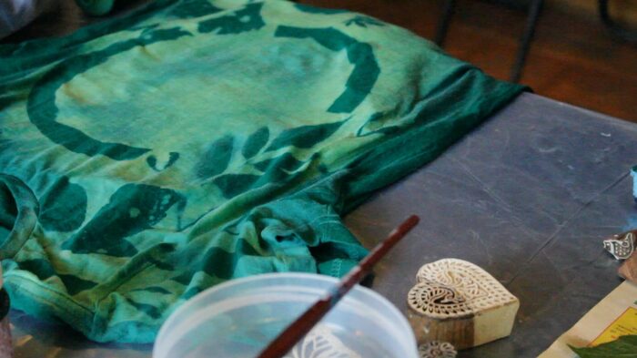 Мастер-класс Окрашивание ткани с использованием силуэта растений