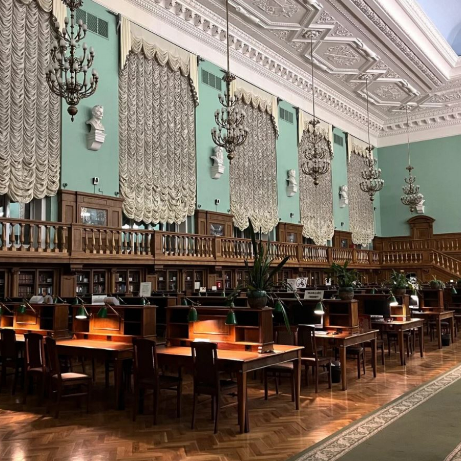 Путешествие по ночной библиотеке для компании