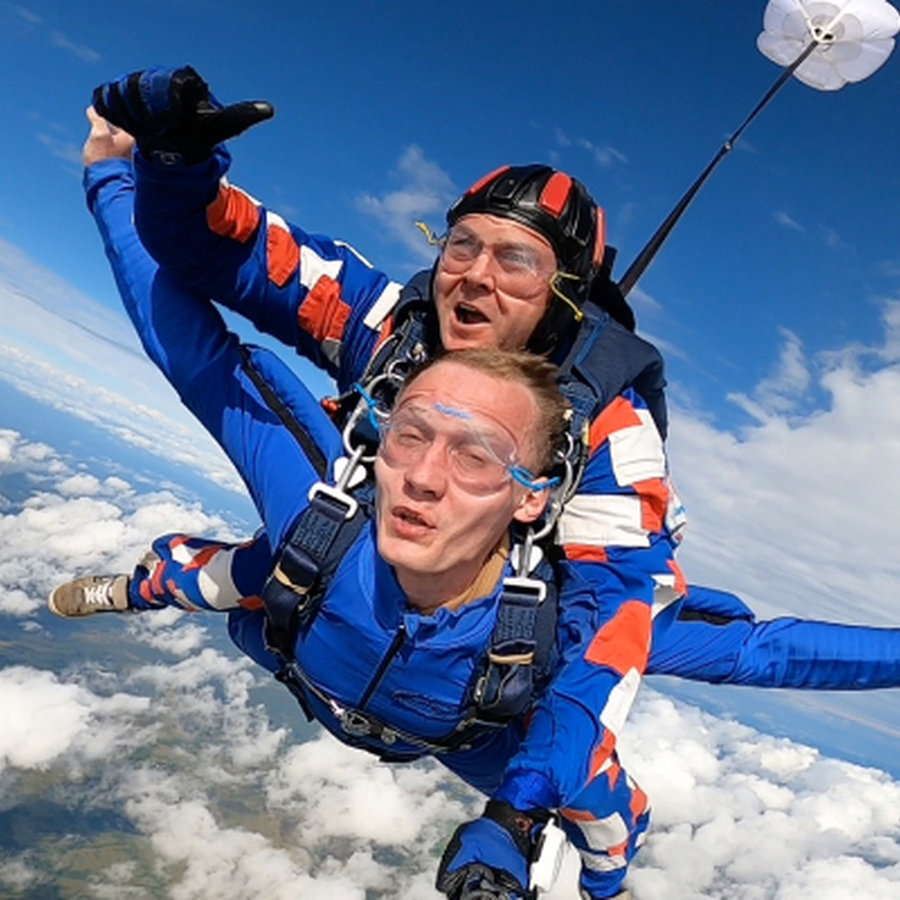 Прыжок с парашютом в тандеме с инструктором для двоих