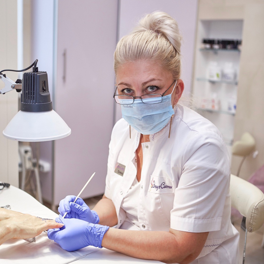 Маникюр аппаратный с лаковым покрытием