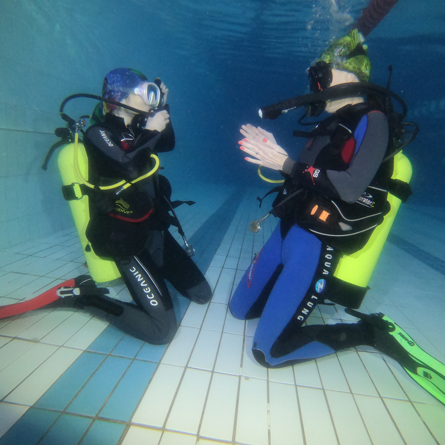 Погружение с аквалангом в бассейне