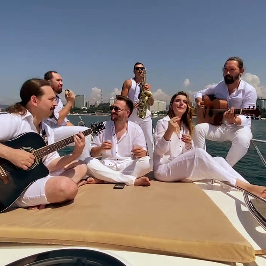 Яхта с музыкантом для влюбленных (3 часа)