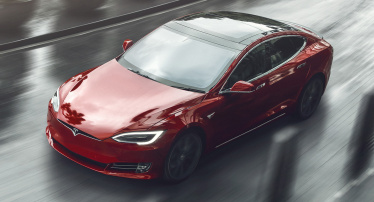 Драйв-тест автомобиля Tesla S продолжительный