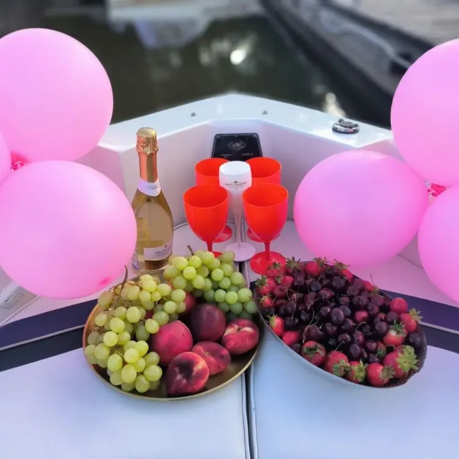 Прогулка на катере с капитаном (1 час)