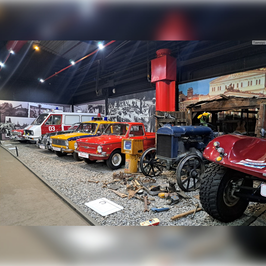 Катание на автомобиле в музее "Автомобили мира" для двоих