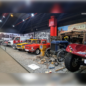 Катание на автомобиле в музее "Автомобили мира" для двоих