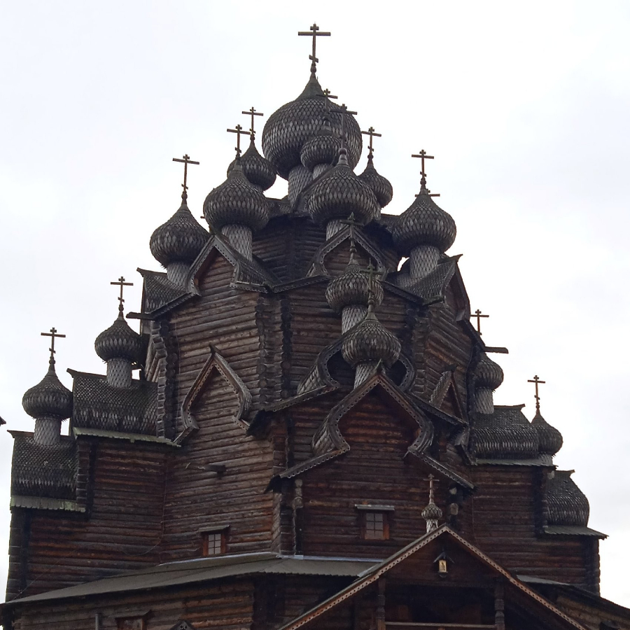 Вдоль Невы до Богословки: экскурсия в парк деревянного зодчества