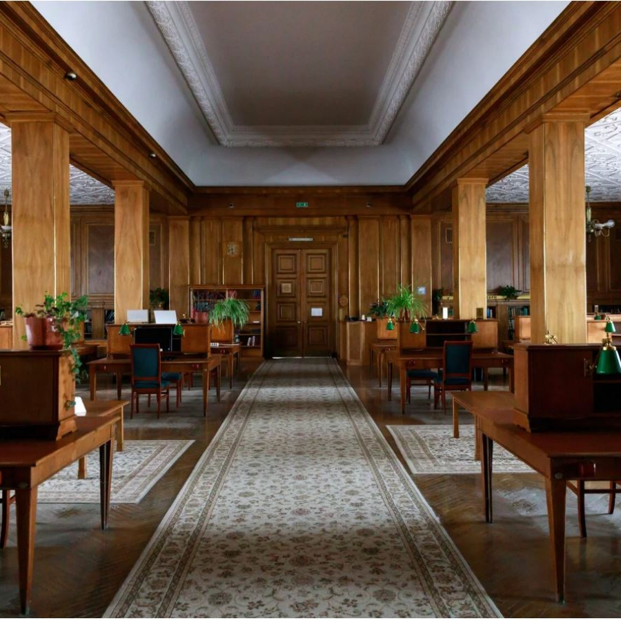 Путешествие по ночной библиотеке для компании