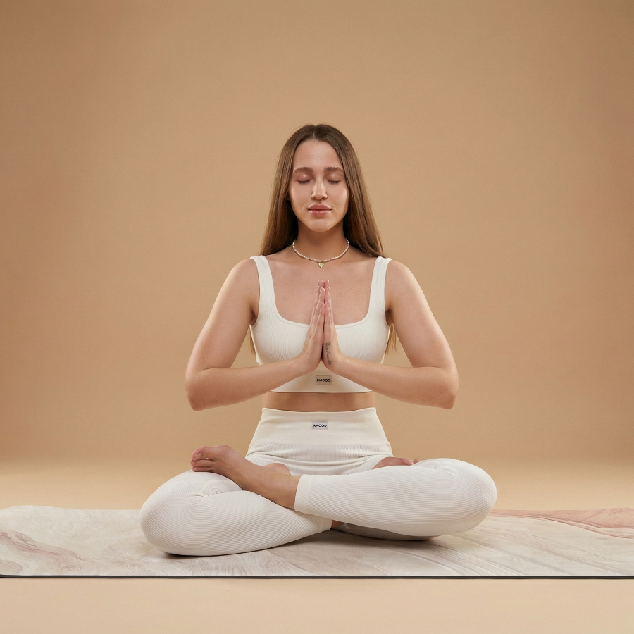 Групповое занятие в студии растяжки и йоги