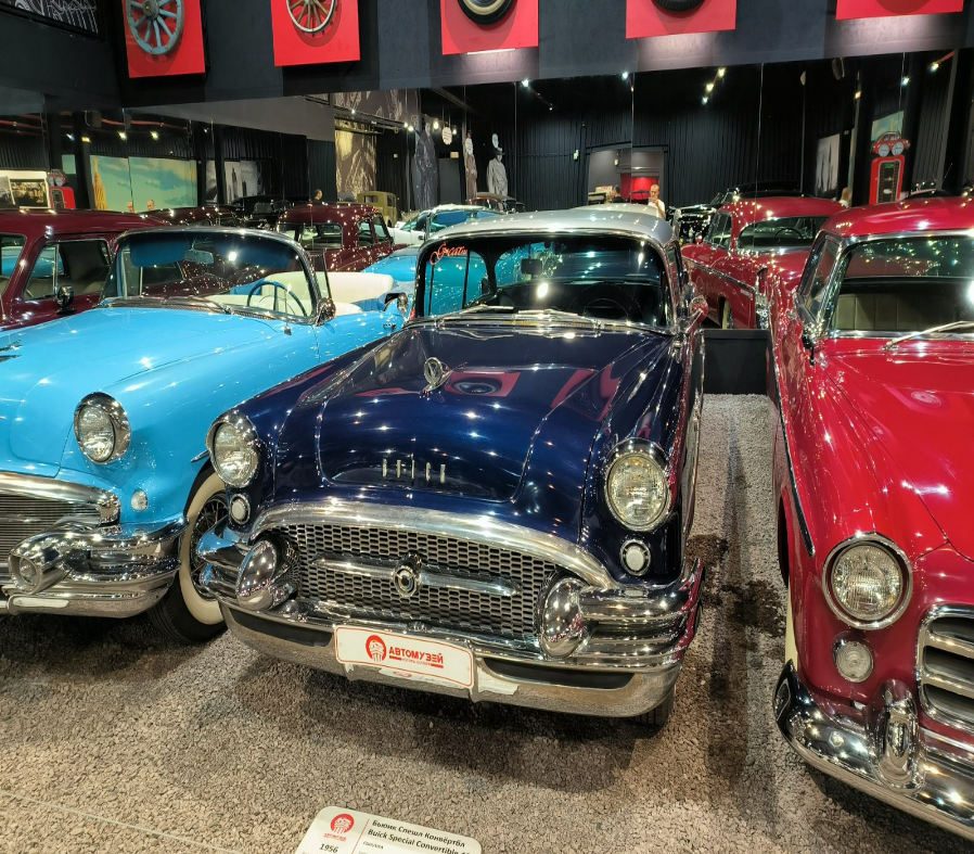 Катание на автомобиле в музее "Автомобили мира" для компании