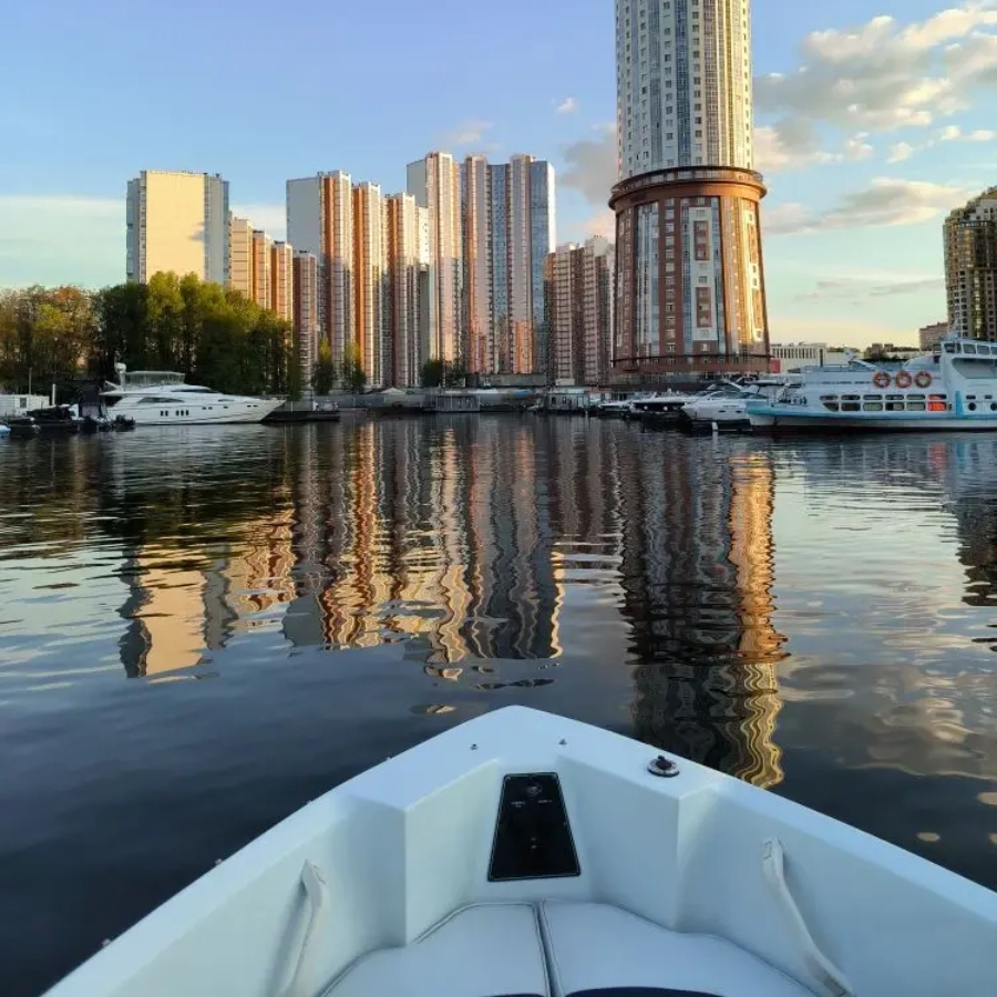 Прогулка на катере с капитаном (1 час)